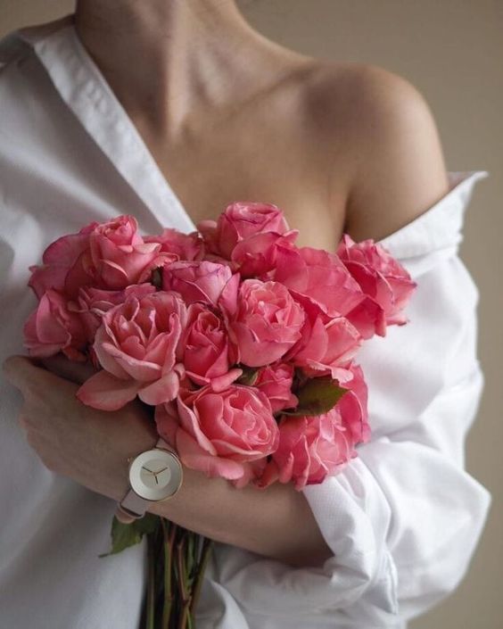 Mujer sosteniendo rosas